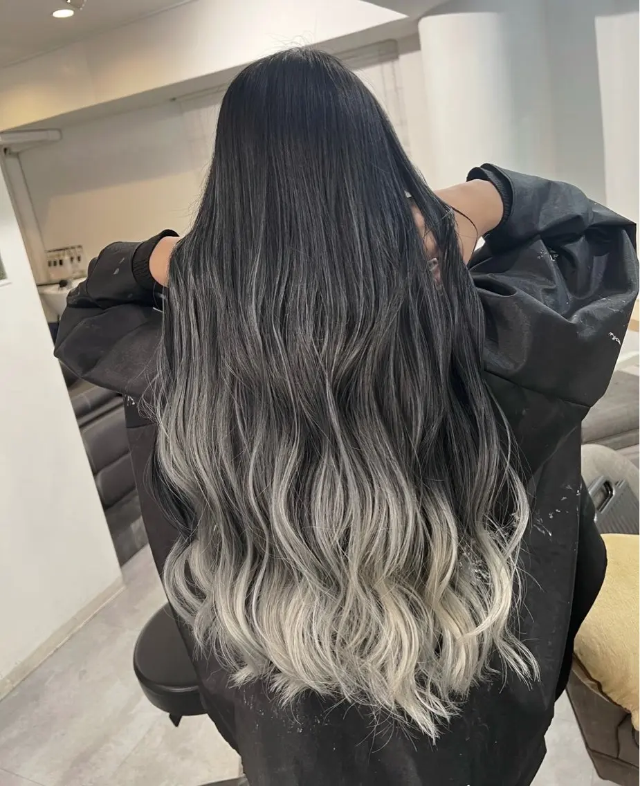ロング カラー バレイヤージュ シルバー ホワイトシルバー レイヤーカット 指名数No.1 /NAOYAのヘアスタイル