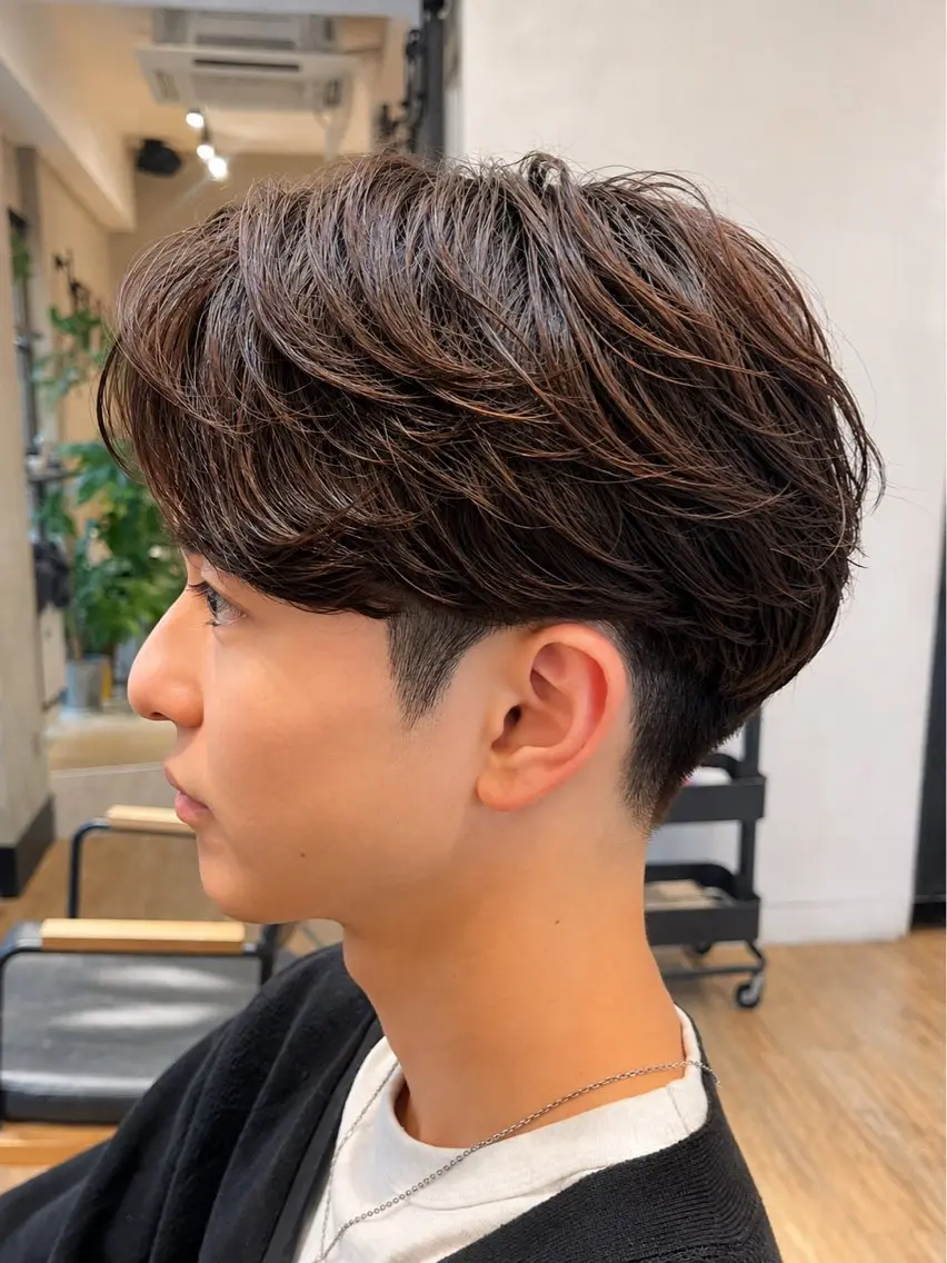 ショート パーマ メンズ ビジネス センターパート フェードカット フェザーパーマ メンズ韓国風 カット パーマ トリートメント ヘアセット 曲がる縮毛矯正 新宿メンズパーマ特化のヘアスタイル