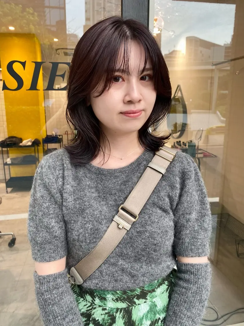 ミディアム カラー パープルカラー くびれヘア レイヤーカット natsune /レイヤーカットのヘアスタイル