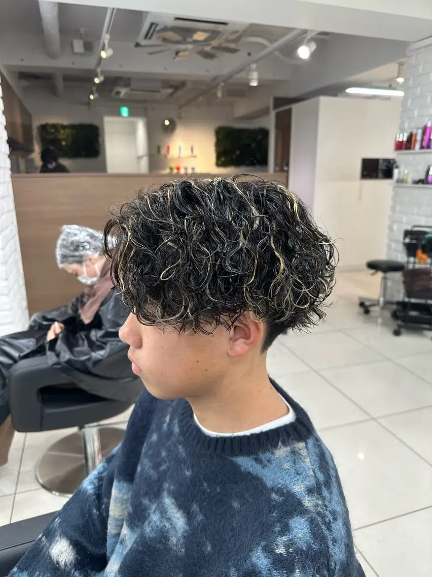 カラー パーマ メンズ センターパート メンズハイライト メンズパーマ 波巻きパーマ 抜きっぱなしブロンド カット ヘアカラー パーマ フェザーパーマ職人 🪶ryosukeのヘアスタイル