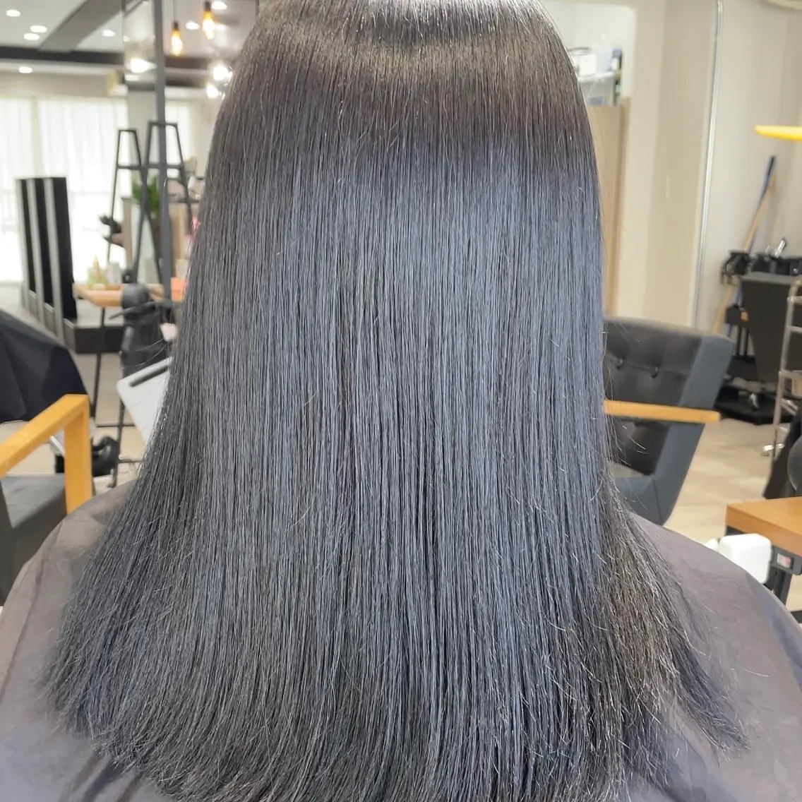 セミロング ハイトーンイヤ リングカラー清水隆央のヘアスタイル
