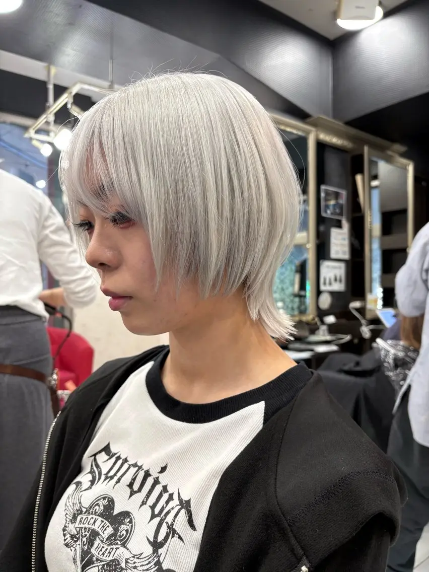ミディアム カラー シルバー ホワイトシルバー グレージュ達人/赤み 消し/ブリーチ/岩崎のヘアスタイル