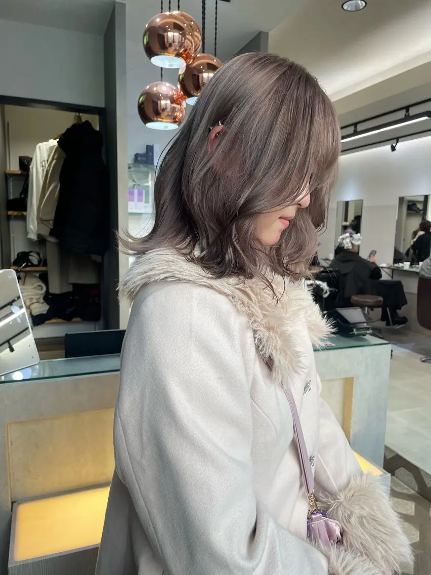 ミディアム カラー グレージュ AIRI layer cut hairのヘアスタイル