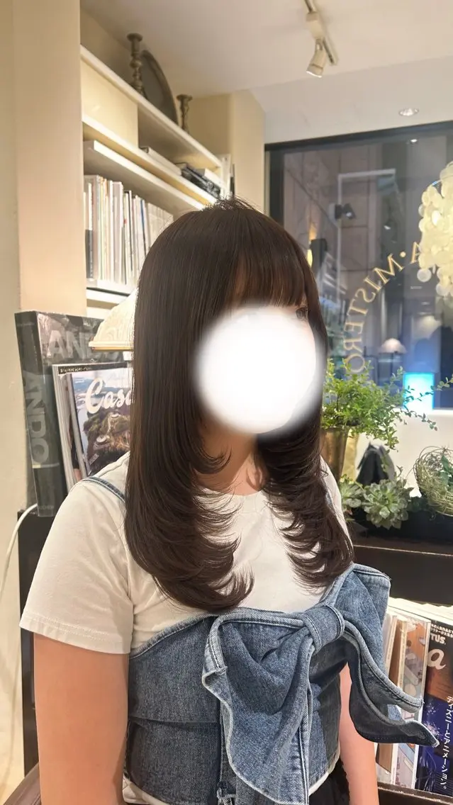 セミロング カラー レイヤーカット 位田 結実のヘアスタイル
