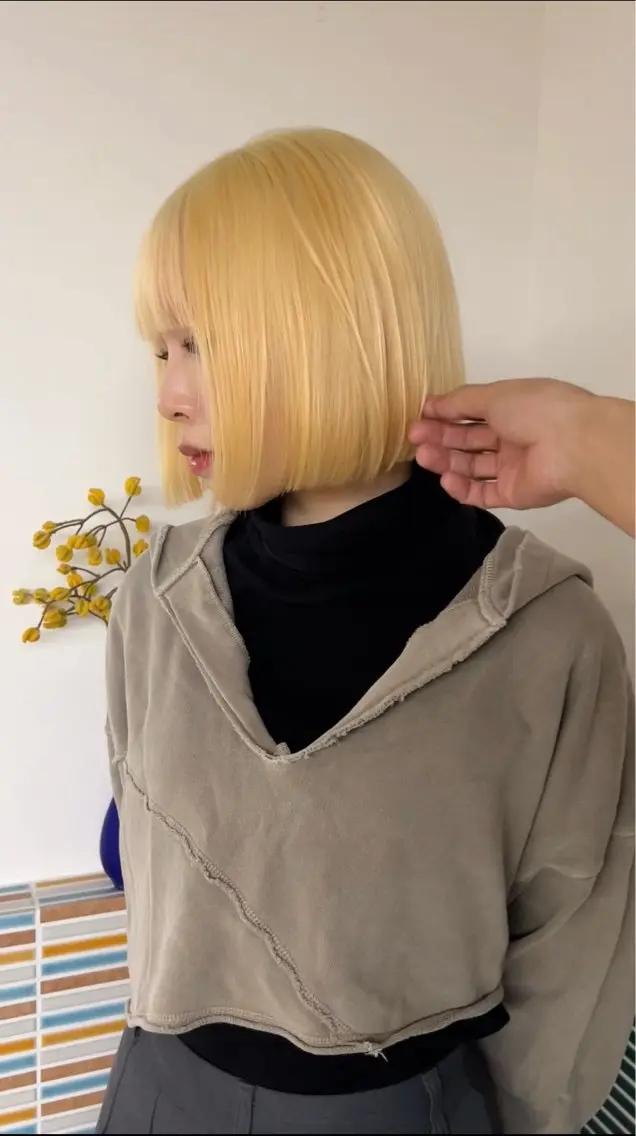 ミディアム カット ヘアカラー ミルクティーベージュ outaのヘアスタイル