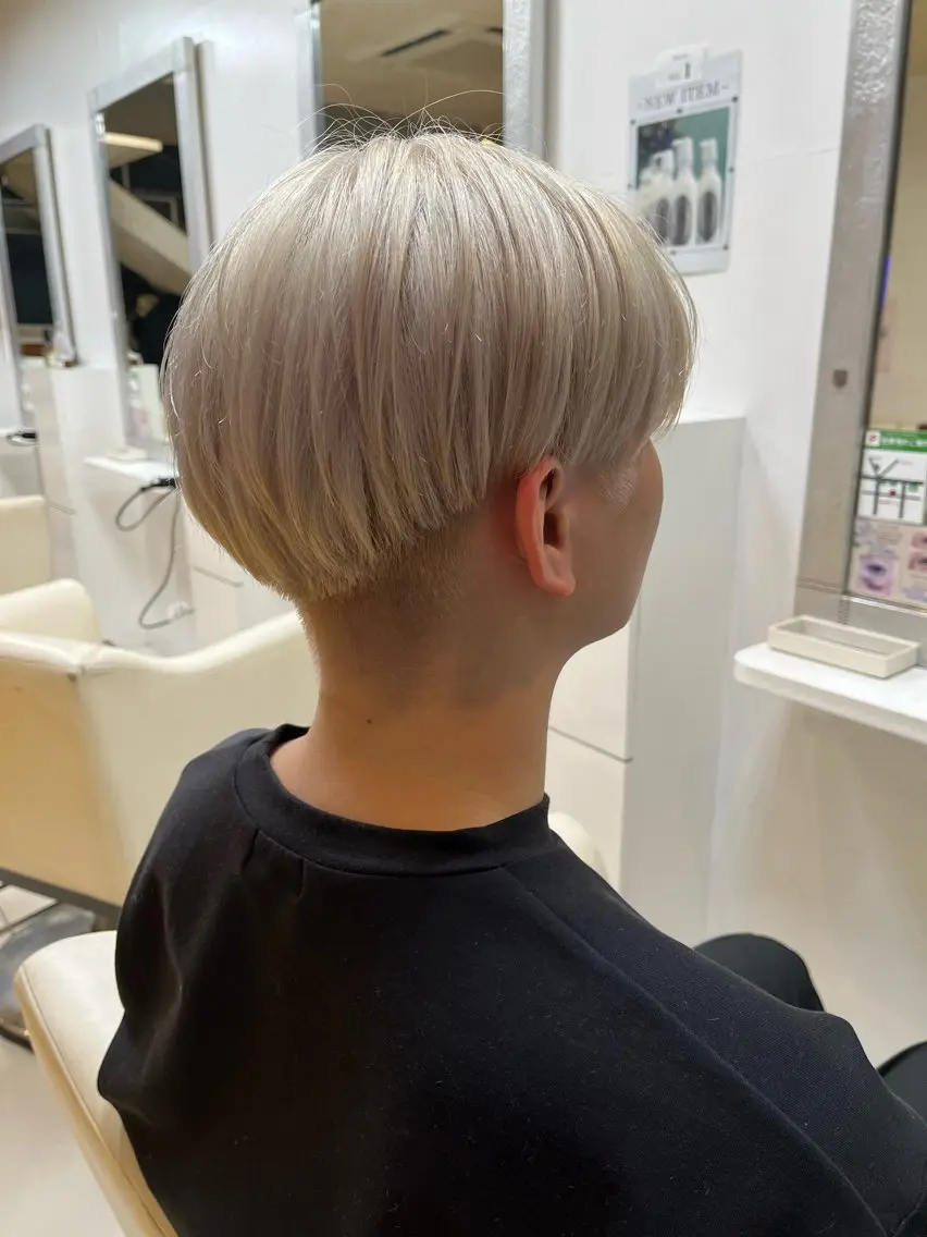 ショート カラー ブリーチ 柳川 玲也のヘアスタイル