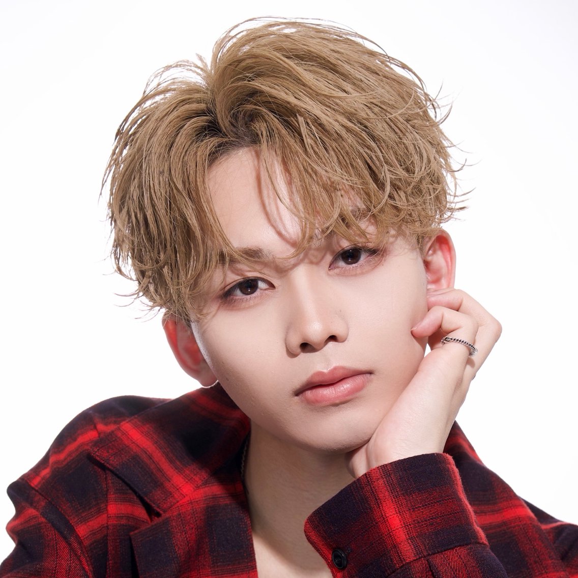 ショート カラー パーマ ヘアアレンジ メンズ メンズハイトーン ベージュカラー ハイトーンカラー ハイトーンベージュ レイヤーカット 柴﨑 悠利 天神 メンズカットのヘアスタイル