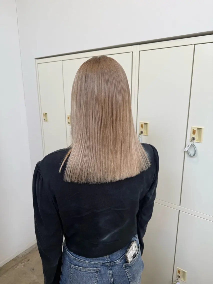 セミロング カラー ブリーチ 吉川 莉央のヘアスタイル