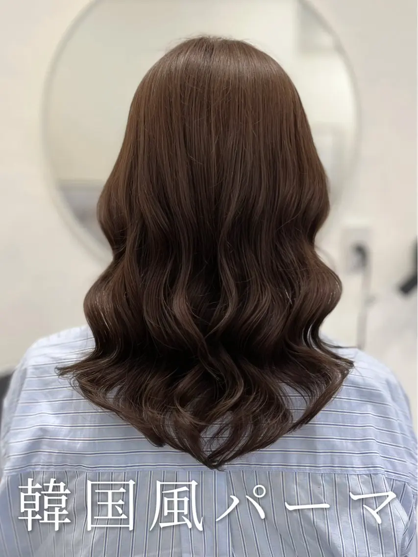 セミロング 波巻きウェーブ 韓国風パーマ 纐纈のヘアスタイル