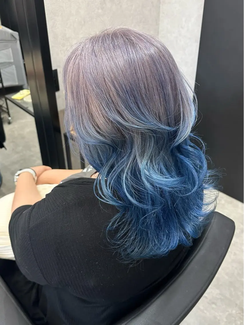 カラー ブリーチ ブルーカラー ダブルカラー グラデーションカラー サワダ サトミのヘアスタイル