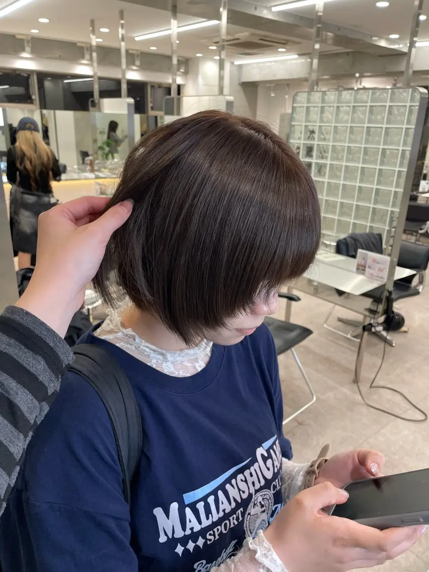 ショート カラー アッシュ ベージュカラー 黒髪 ブリーチ ブルーカラー ヒヤジョウ ユウナ／cinqのヘアスタイル