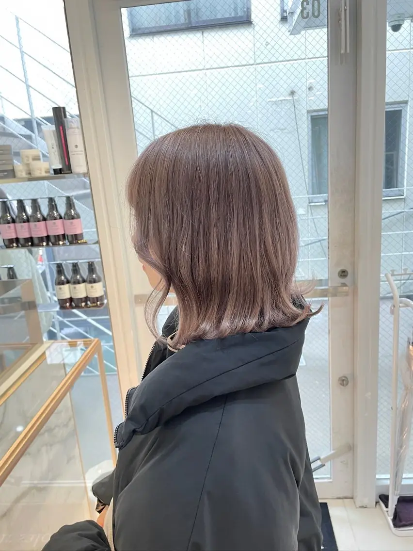 ミディアム カラー ヘアアレンジ ブリーチ グレージュ ミルクティーグレージュ 縮毛矯正 ヘアカラー トリートメント ヘッドスパ ヘアセット 艶カラー✨縮毛矯正✨ 翁長孝輔のヘアスタイル