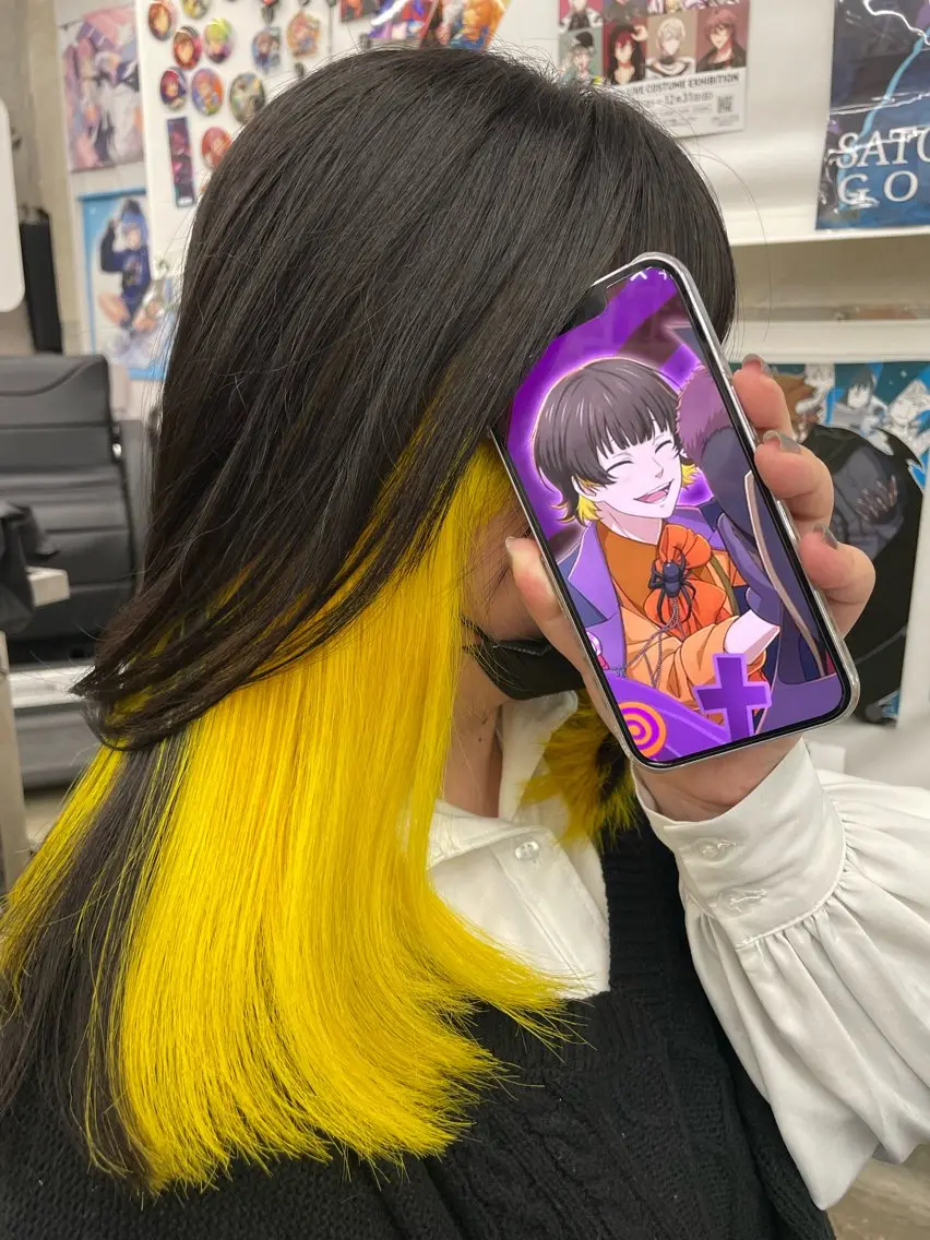 ミディアム カラー ブルーカラー インナーカラー イエローカラー ヘアカラー インナーカラー 推し ブリーチ  髪質改善のヘアスタイル