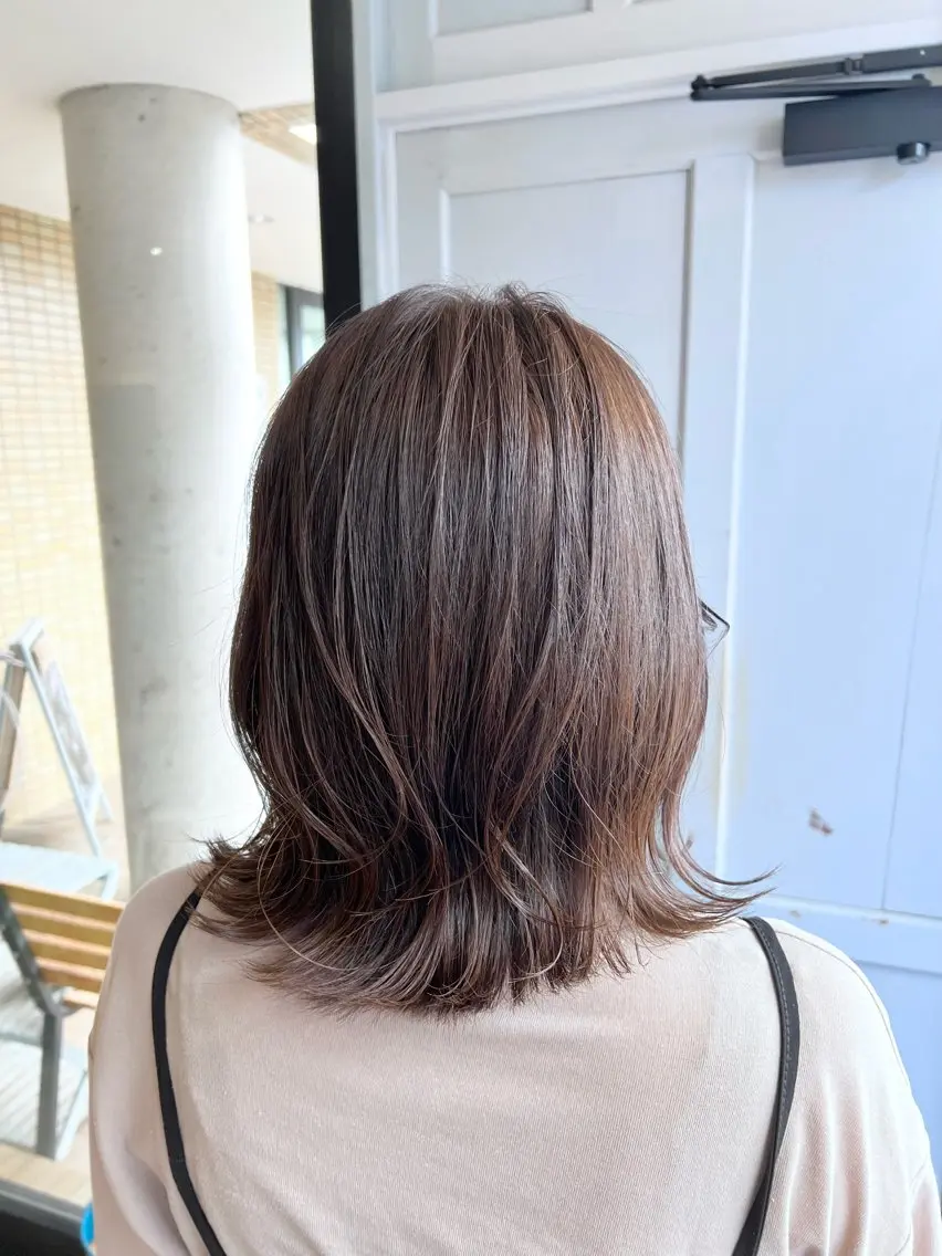 ミディアム カラー グレージュ ヘアカラー トリートメント ツキダテ ユイのヘアスタイル