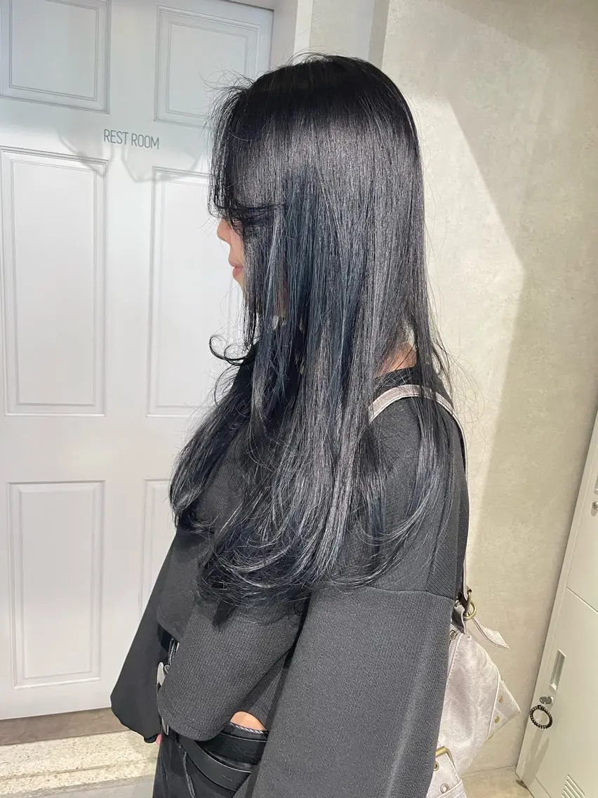ロング カラー アッシュ 黒髪 シルバー ヘアカラー ナチュラル透明感🌱 小山美樹子のヘアスタイル