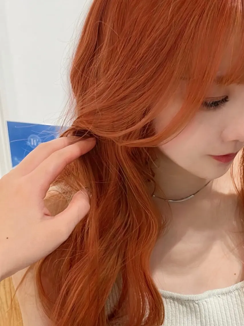 ロング カラー ブリーチ オレンジ 新宿 似合わせカラー HINAのヘアスタイル