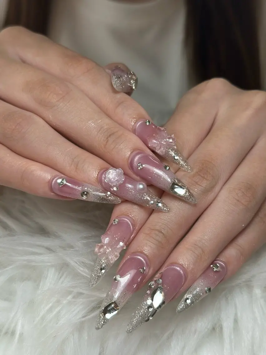 ネイル チークネイル ドット フレンチネイル グラデーション 韓国ネイル ハンドネイル Lisa Nail Salonのネイルデザイン