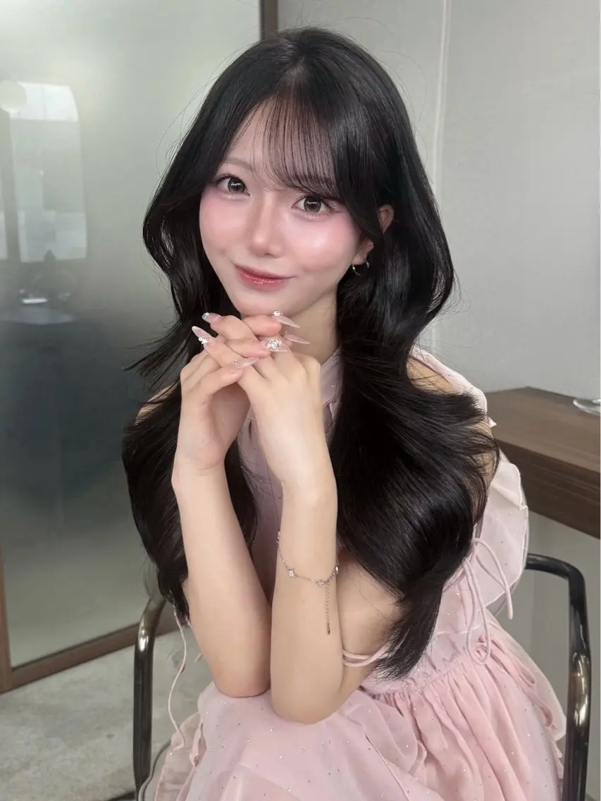 ロング カット ヘアカラー 家村 茉由のヘアスタイル