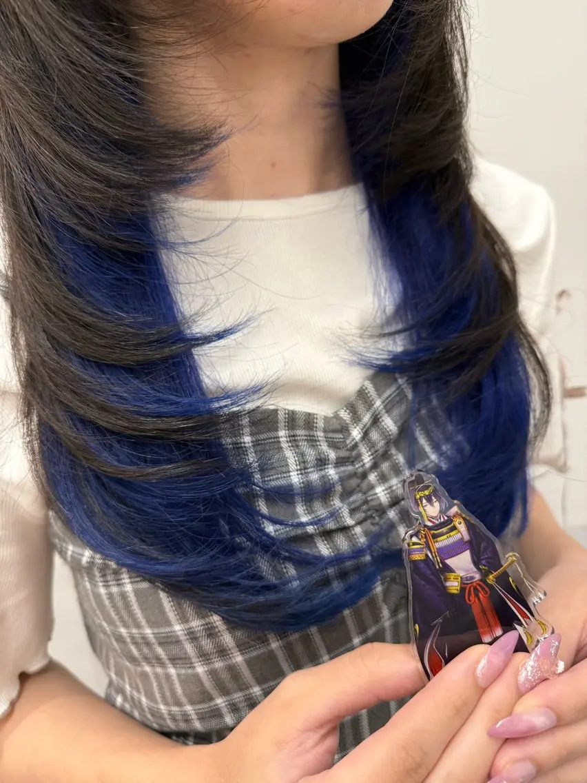 ミディアム カラー ブルーカラー インナーカラー ハッシュカット レイヤーカット インナーカラー 推し ブリーチ 髪質改善のヘアスタイル