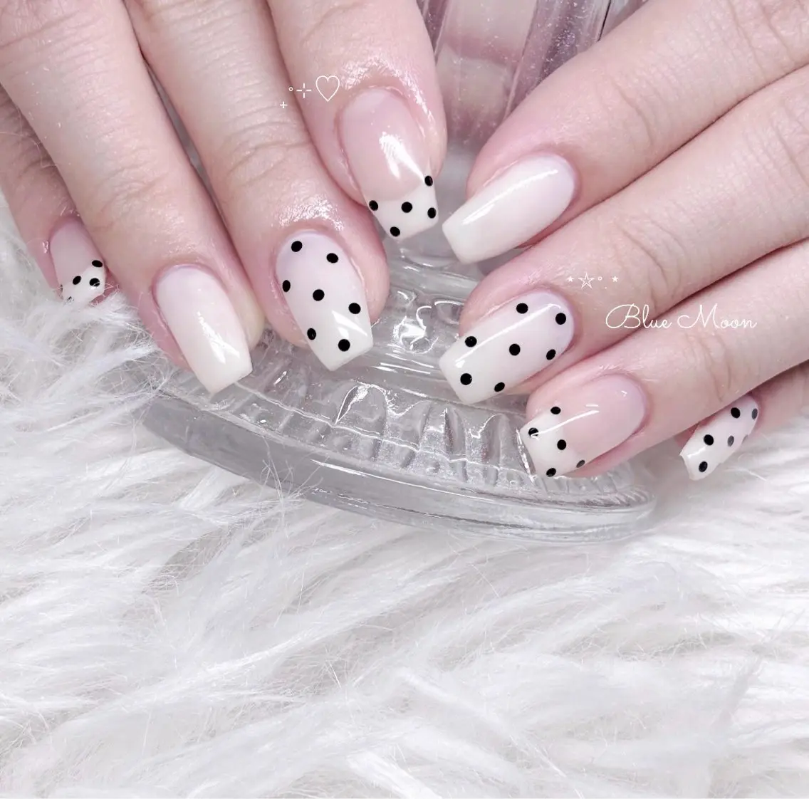 ネイル フレンチネイル ホログラムネイル ハンドネイル フットネイル ハンドケア nail salon Blue Moonのネイルデザイン