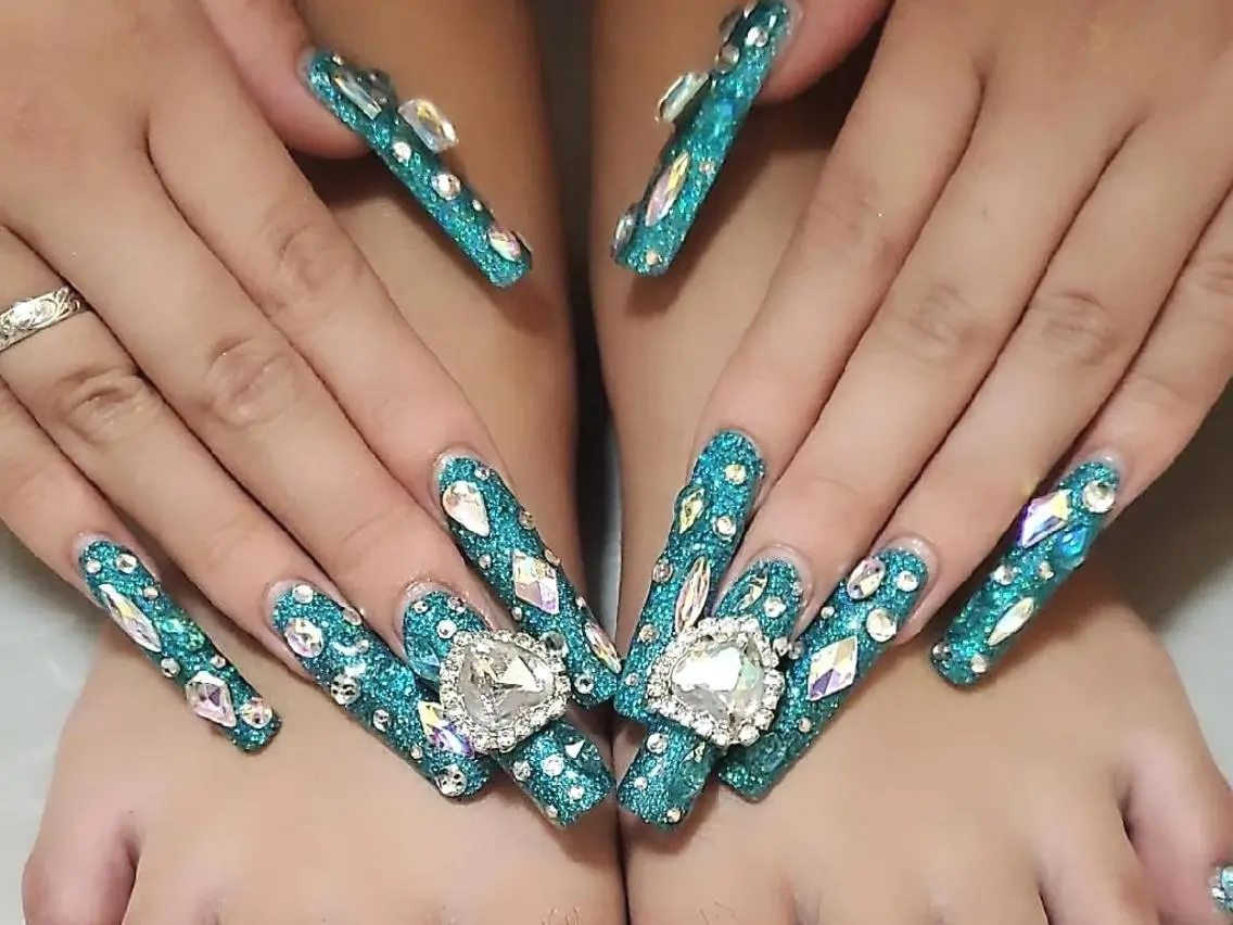 ネイル ロング キラキラネイル Garnet nailのネイルデザイン