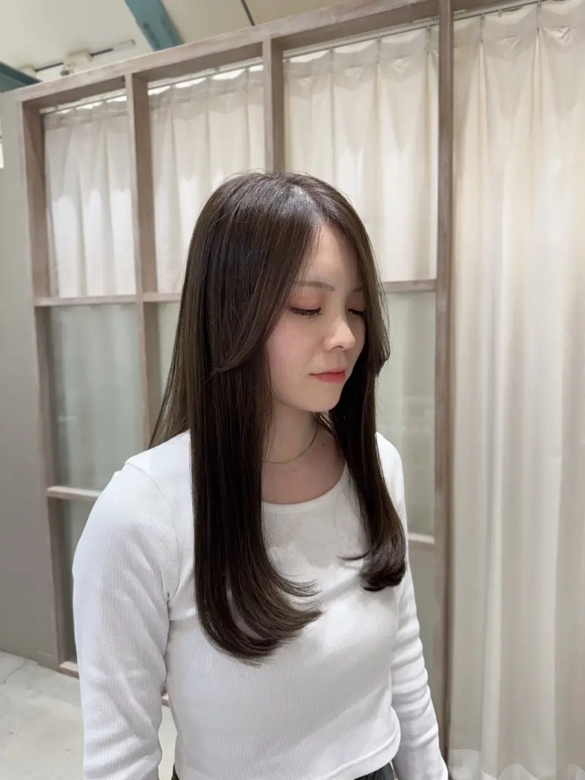 セミロング カラー ベージュカラー 透明感カラー オリーブベージュ 顔まわりレイヤー レイヤーカット 太田 千尋のヘアスタイル