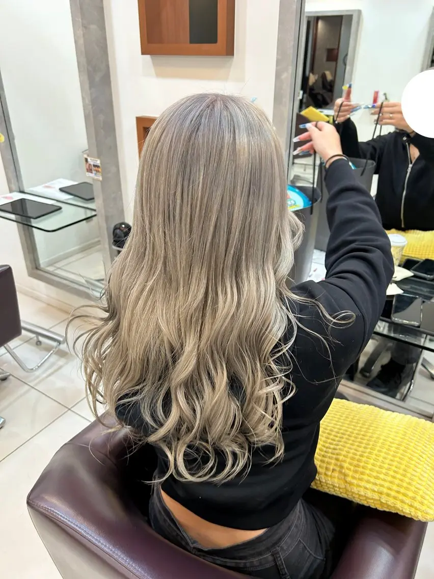 カラー シルバー ホワイトシルバー ヘアカラー トップスタイリスト 林すずかのヘアスタイル
