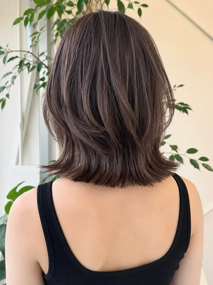 ミディアム カラー グレージュ くびれヘア レイヤーカット カット ヘアカラー トリートメント 角岡 真帆/ボブ/髪質改善のヘアスタイル