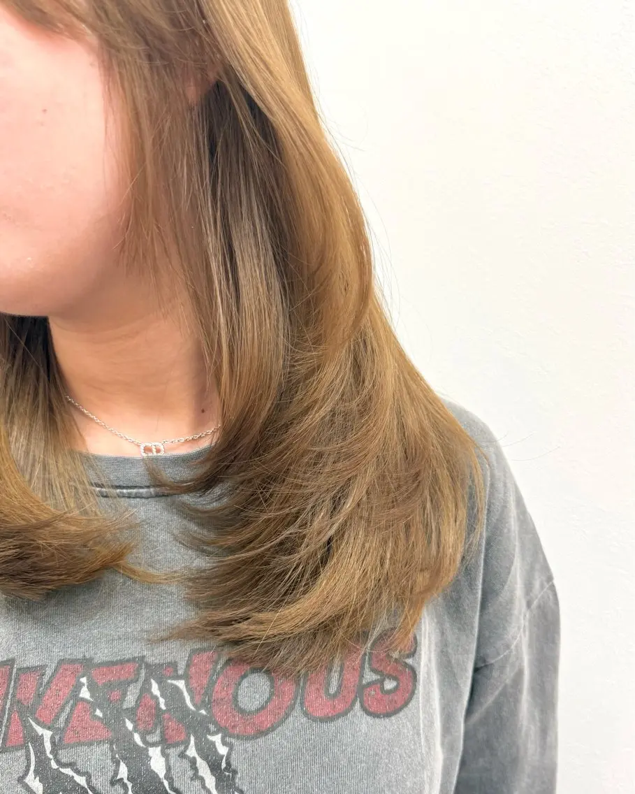ロング レイヤーカット 浦辻 夏紀のヘアスタイル