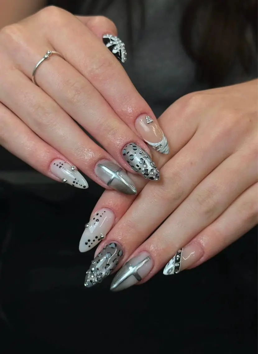 ネイル アニマル柄 ドット ミラーネイル シルバー Iconic Nailのネイルデザイン