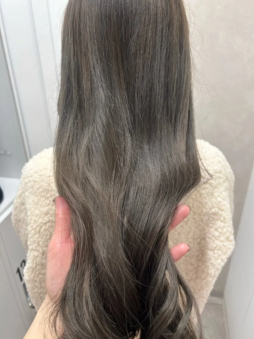 ロング カラー 透明感カラー グレージュ オリーブグレージュ オリーブグレー ヘアカラー トリートメント ひかり HAZELのヘアスタイル