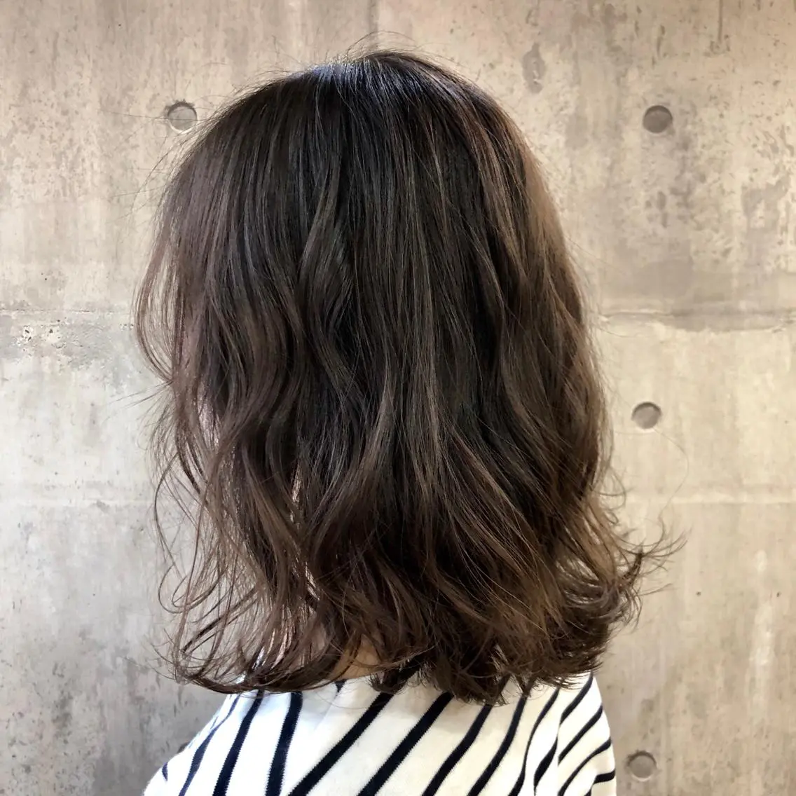 ミディアム カラー 菅沢 奈生のヘアスタイル