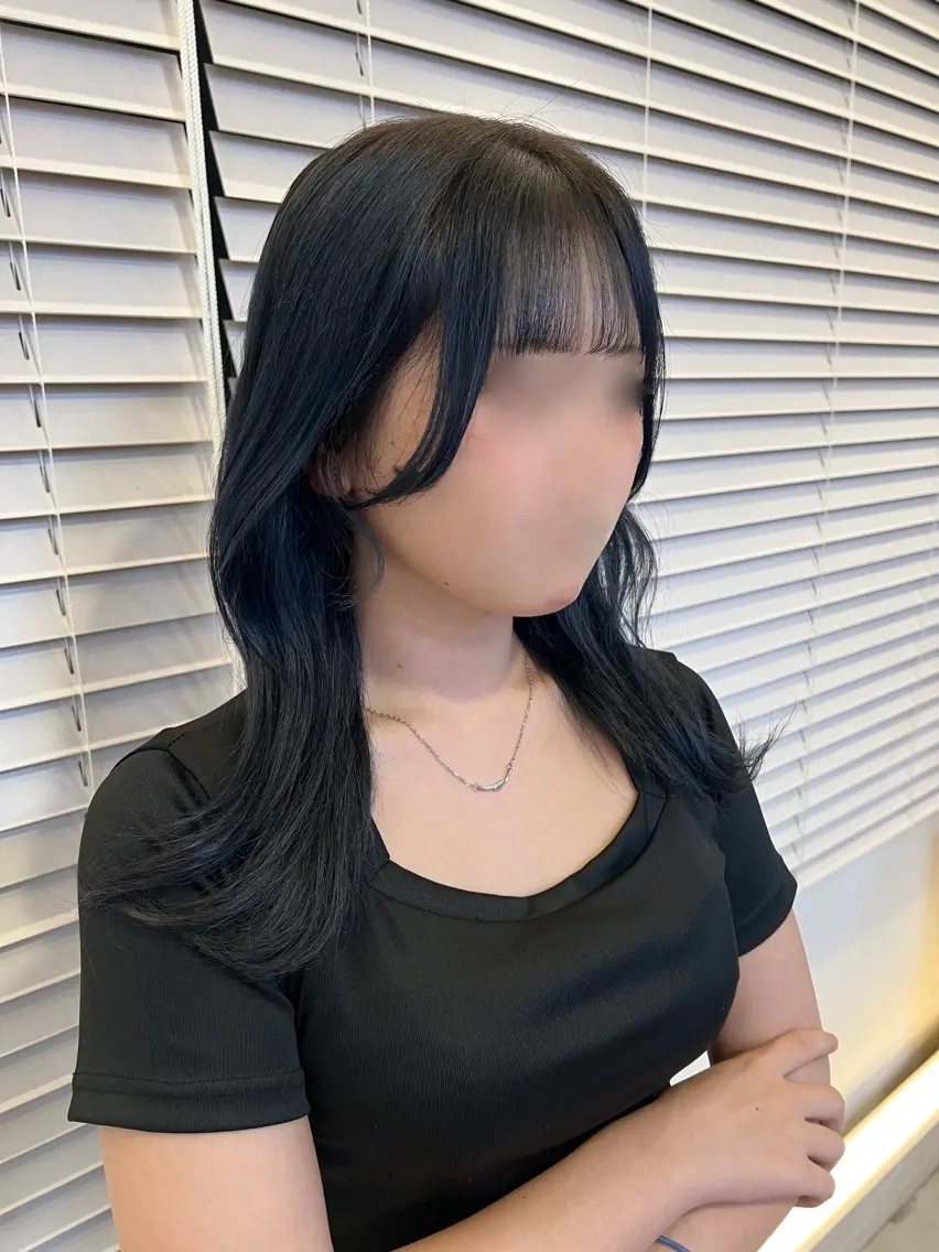 カラー 黒髪 ブルーカラー ブルーブラック ヘアカラー 小林 苺花のヘアスタイル