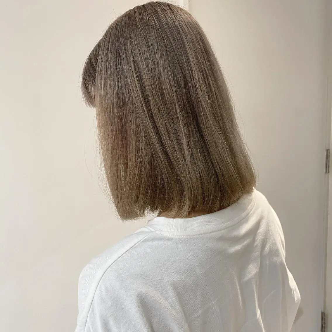 ミディアム カラー グレージュ ハイトーンカラー ミルクティーグレージュ 上村 良一のヘアスタイル