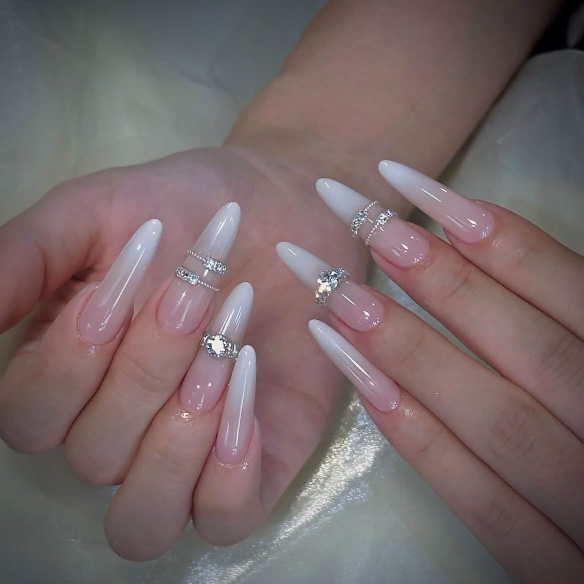 ネイル オーロラネイル 氷ネイル・うるうるネイル 韓国ネイル 水色 夏ネイル ハンドネイル FUKU♡Mii (キラキメネイル)のネイルデザイン