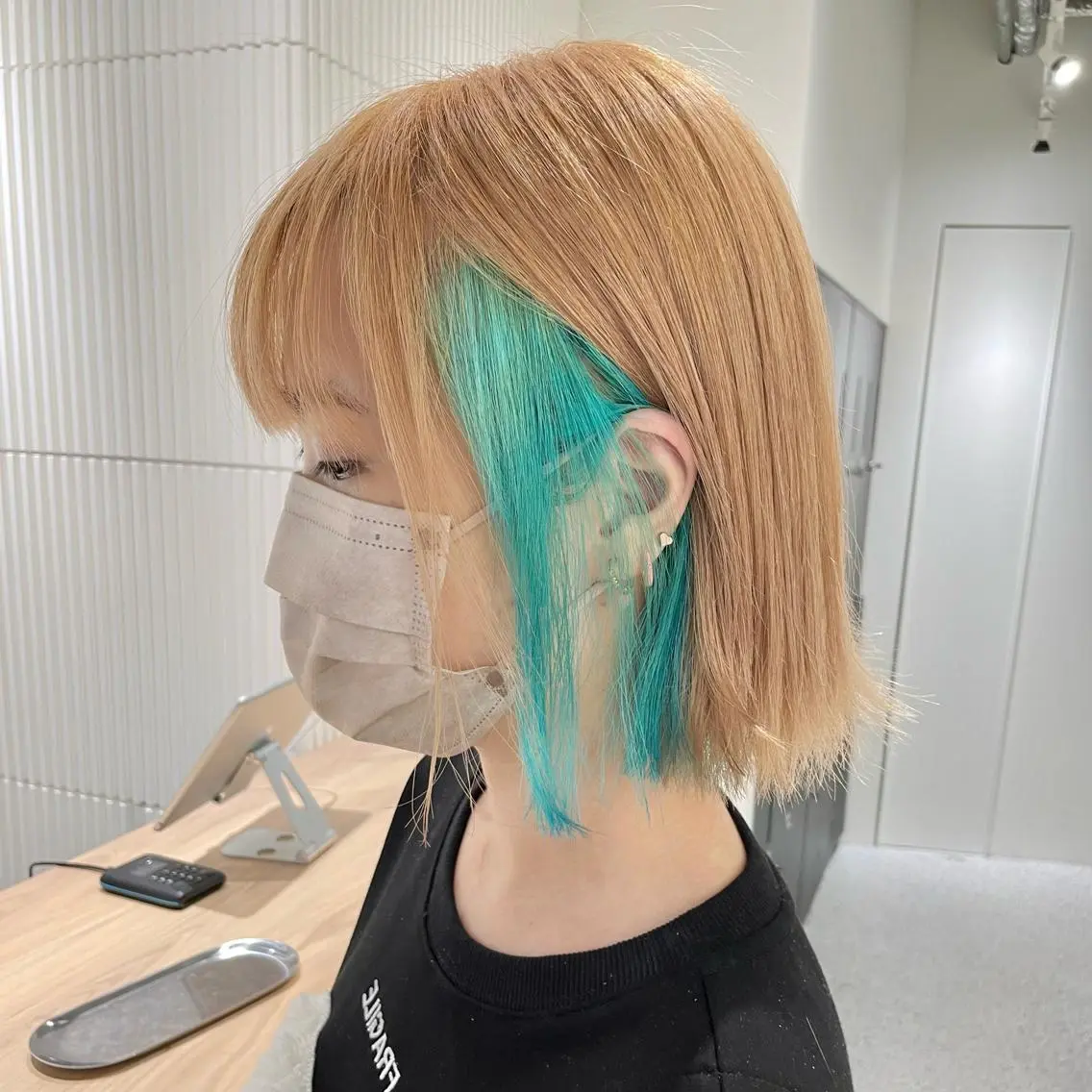 ミディアム カラー ブリーチ ブルーカラー イヤリングカラー インナーカラー ボブ ブリーチ/ハイトーン 艶カラー/ユリナのヘアスタイル