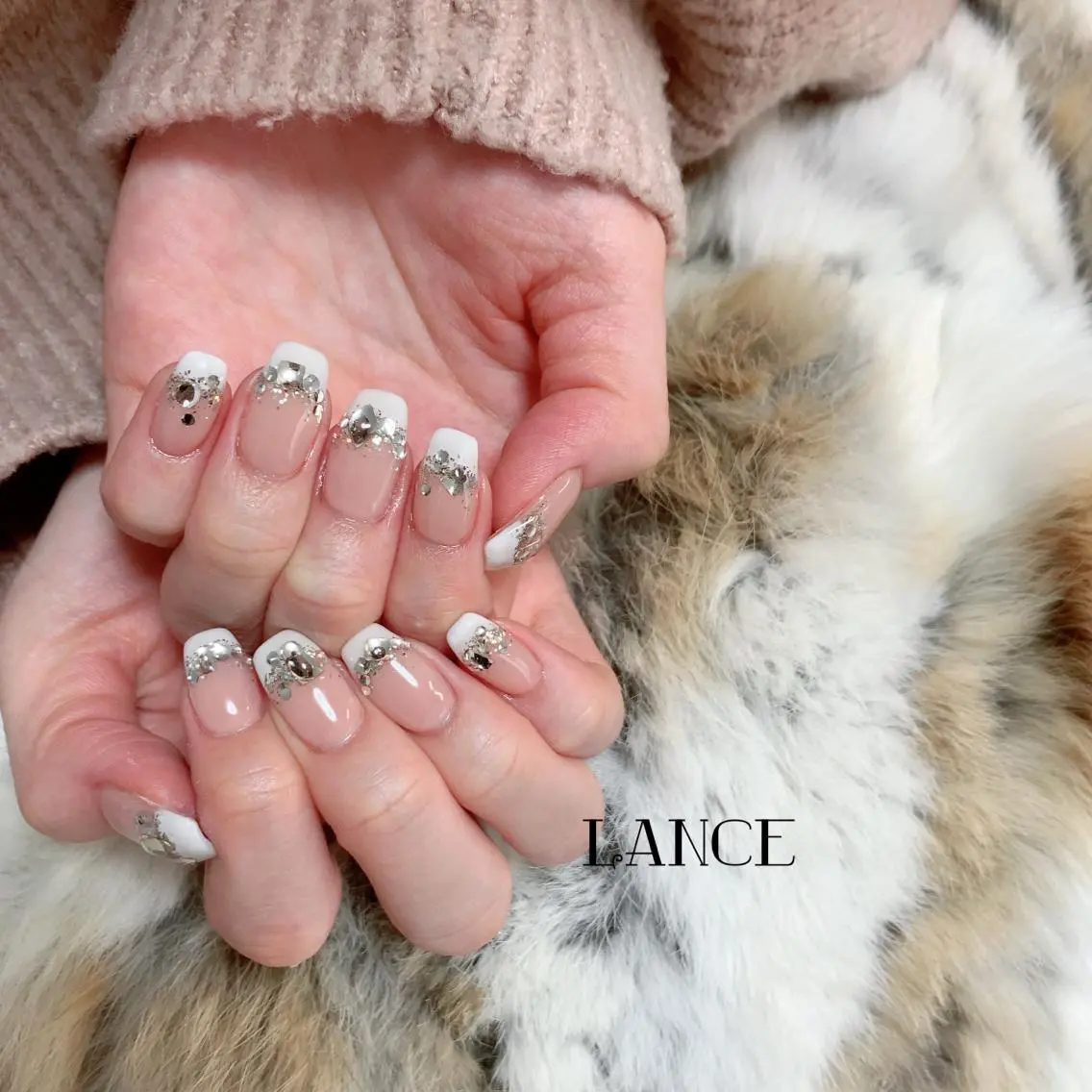 ミディアム ネイル オーロラネイル フレンチネイル キラキラネイル ワンホンネイル 冬ネイル ハンドネイル Lance nailのネイルデザイン