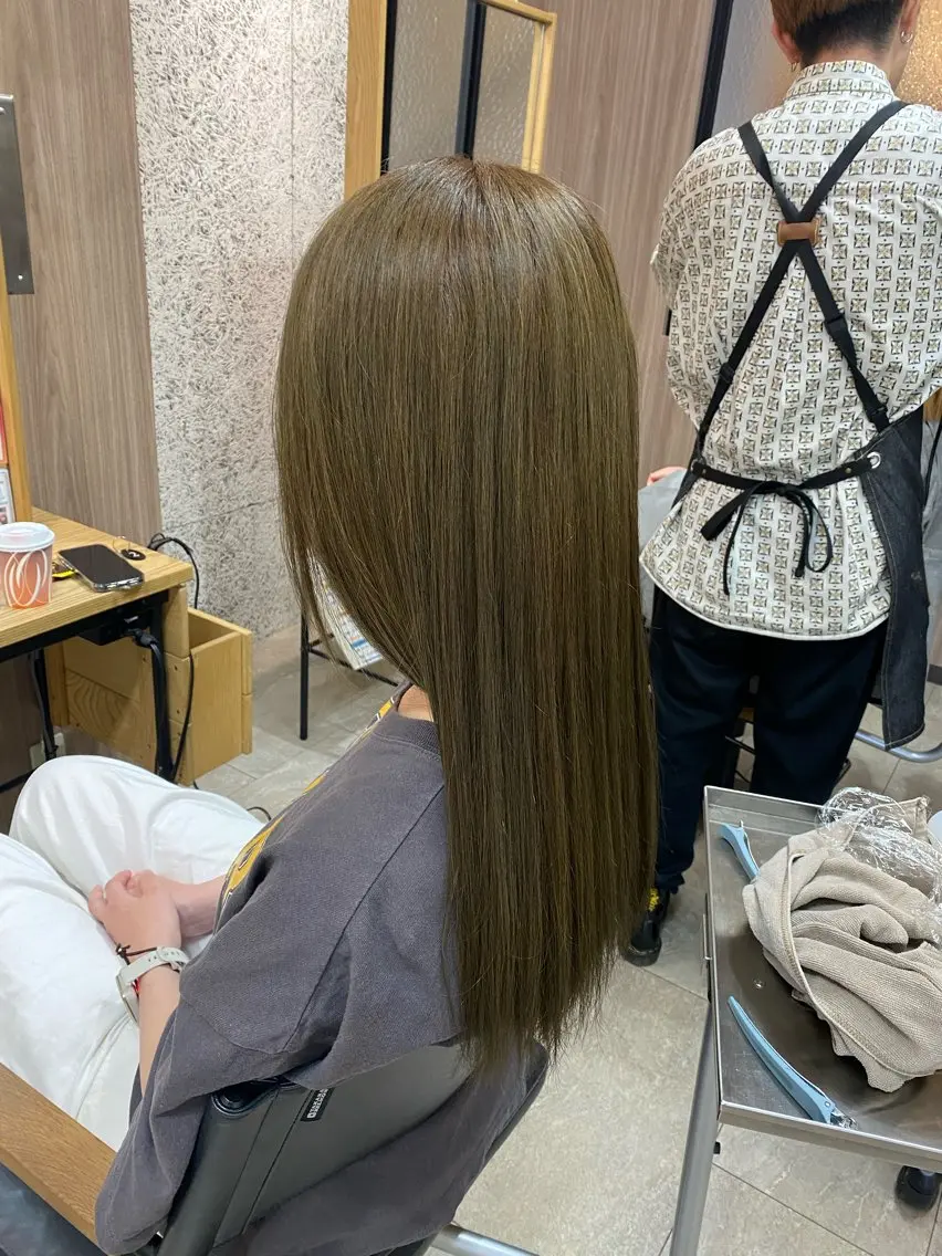 ロング アッシュ ヘアカラー 佐藤 森夏のヘアスタイル