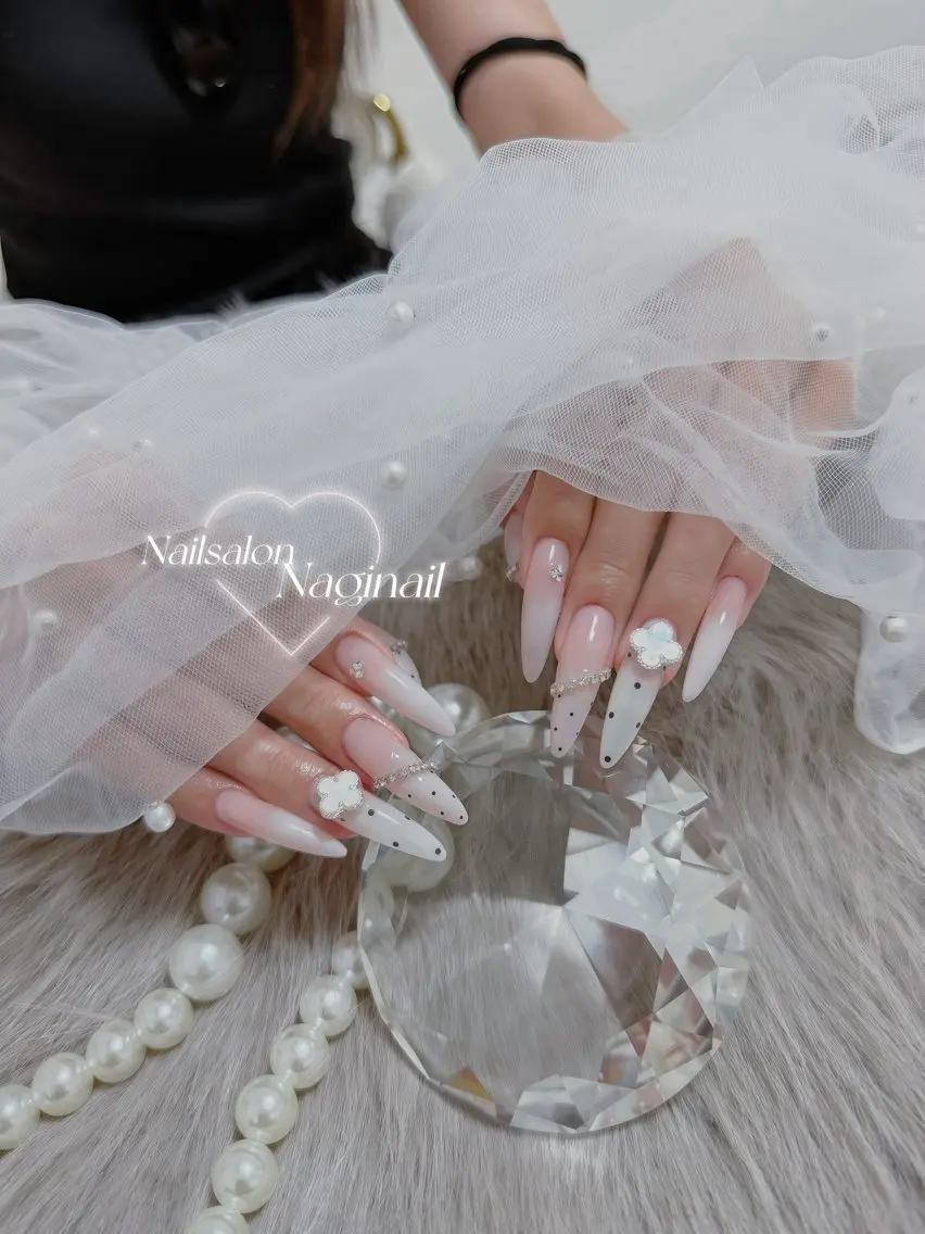 ネイル ドット フラワーネイル ガーリー グラデーション キラキラネイル ハンドネイル nagi nailのネイルデザイン