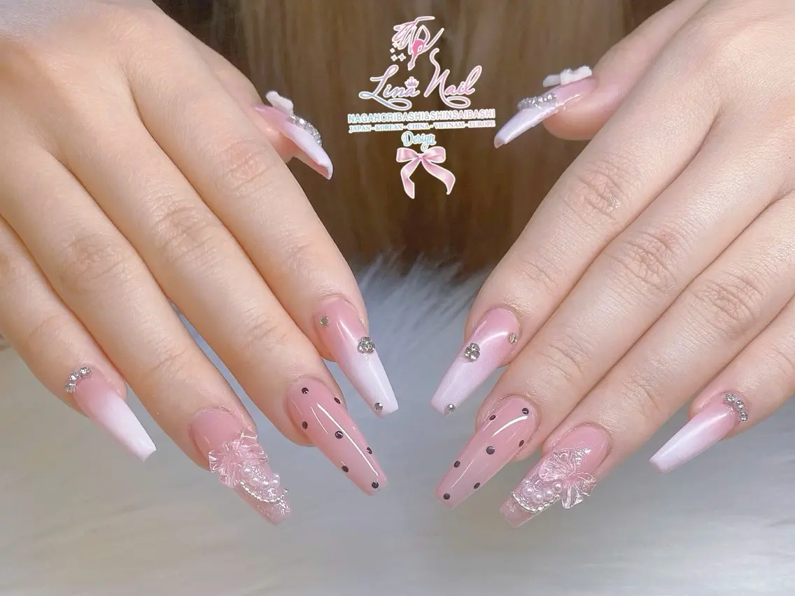 セミロング 韓国風ヘア クリスマス ハンドネイル Linanail Nambaのネイルデザイン