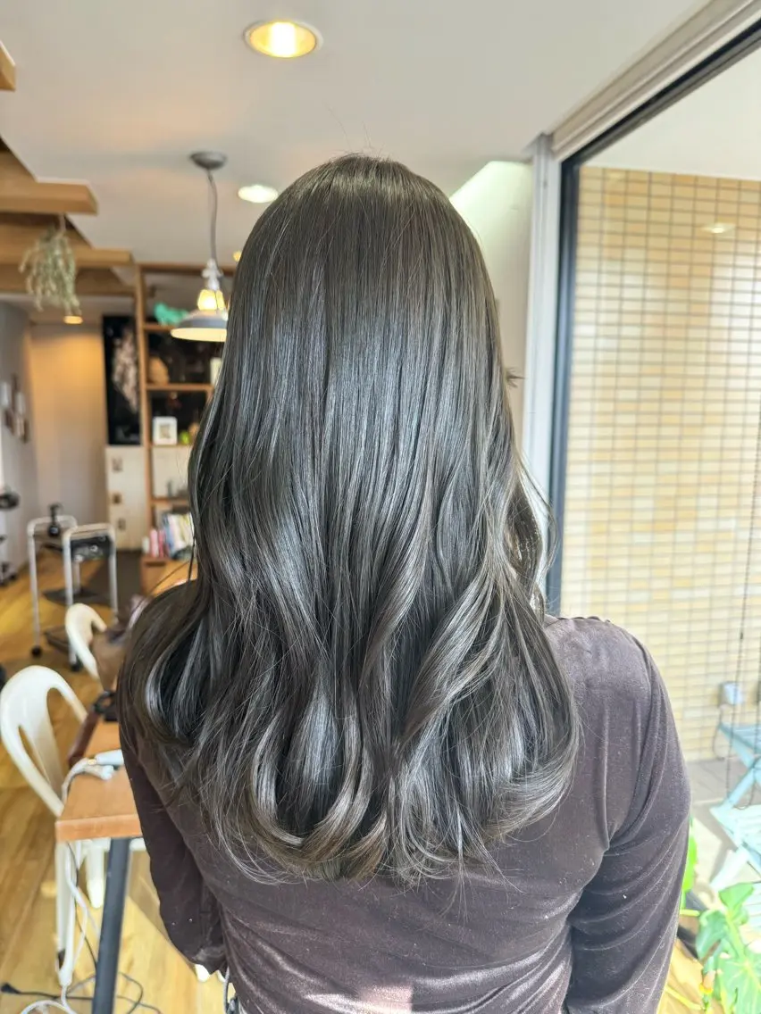 ロング カラー グレージュ オリーブグレージュ オリーブグレー ヘアカラー トリートメント ツキダテ ユイのヘアスタイル