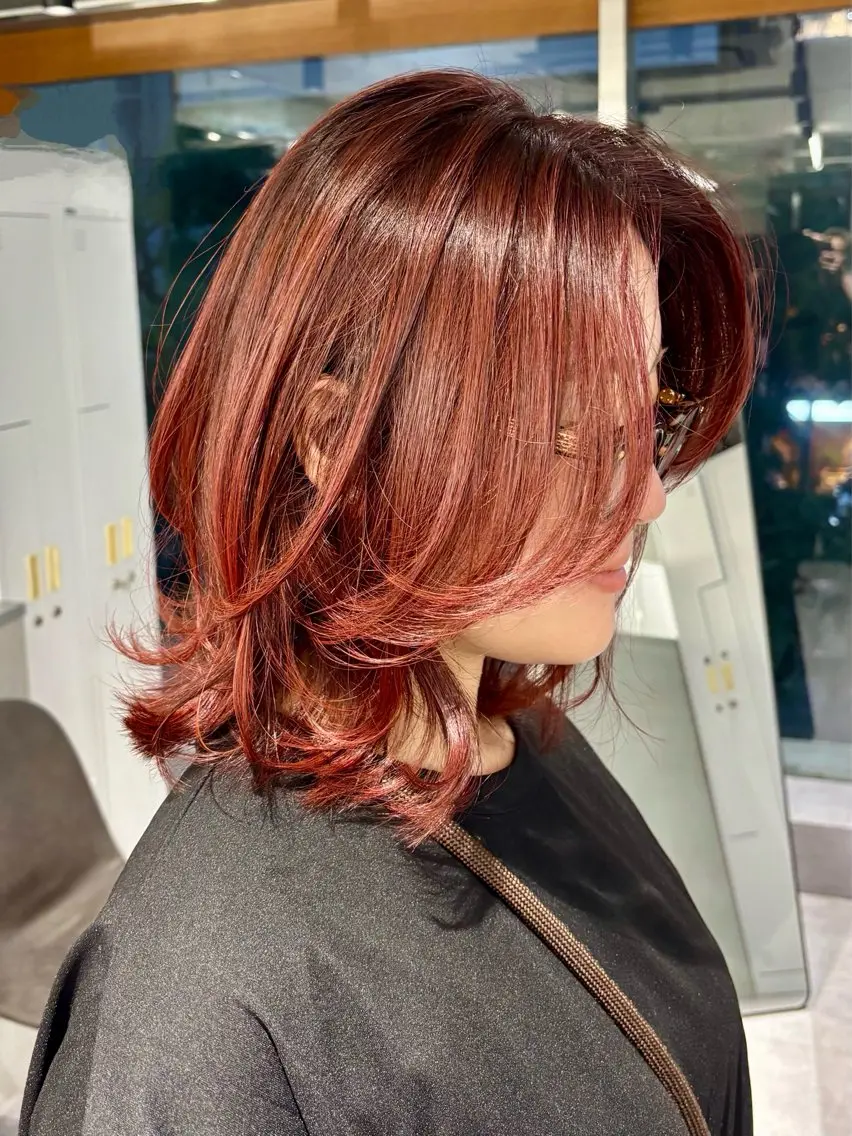 ミディアム カラー ヘアアレンジ ミディアムレイヤー ブリーチ カシス ブリーチなしカラー レッドカラー カット ヘアカラー ハイトーン×似合わせ Shoseiのヘアスタイル