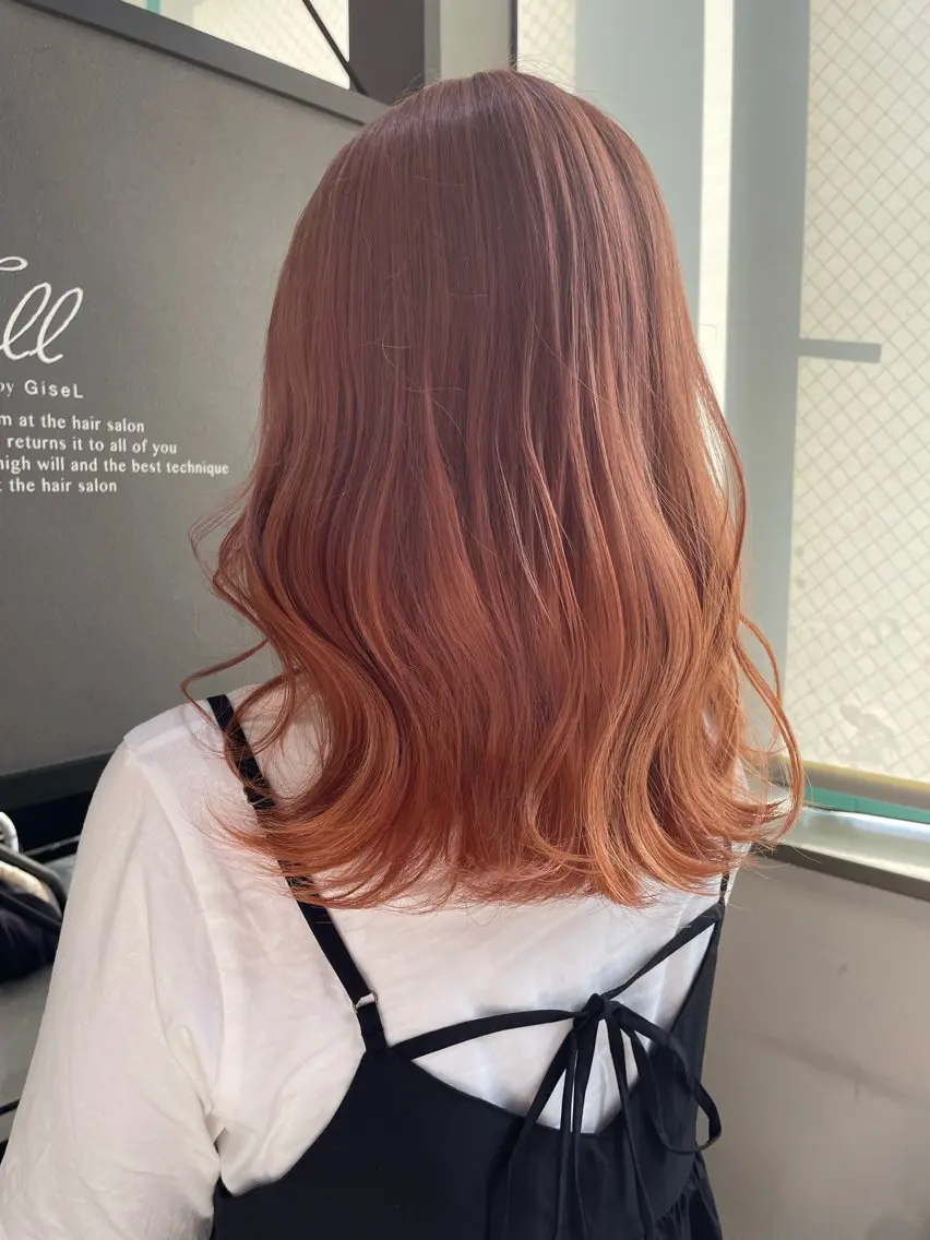 カラー オレンジ AIRI layer cut hairのヘアスタイル