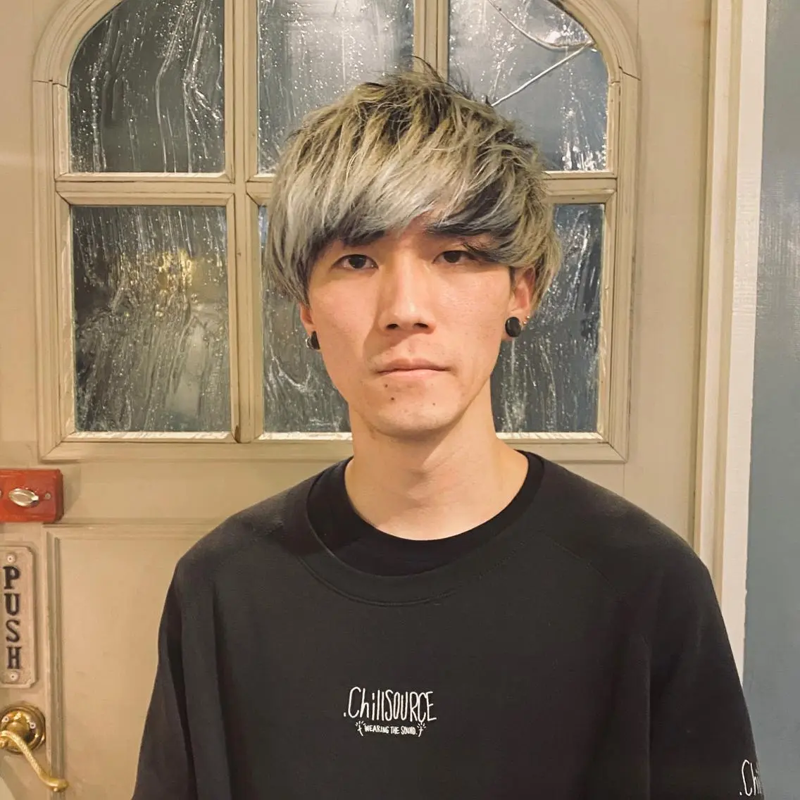 ショート カラー メンズ メンズブリーチ メンズインナーカラー ブリーチ インナーカラー シルバー カット ヘアカラー トリートメント ヘッドスパ BRITS 渡辺 菜々子のヘアスタイル