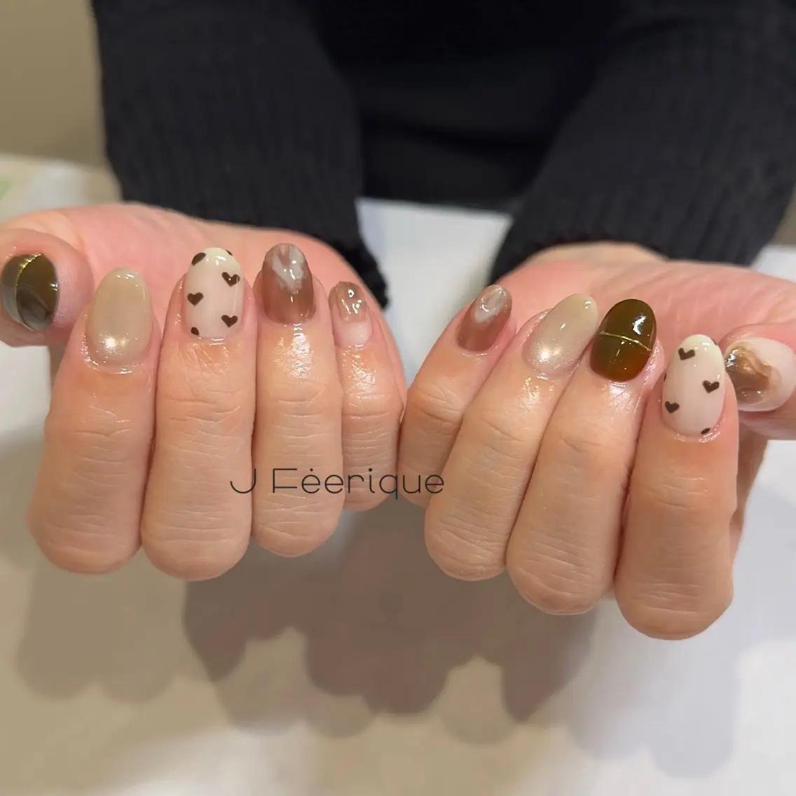 ネイル ブラウン ドット ハート ニュアンスネイル Shiho 南森町/ネイルのネイルデザイン