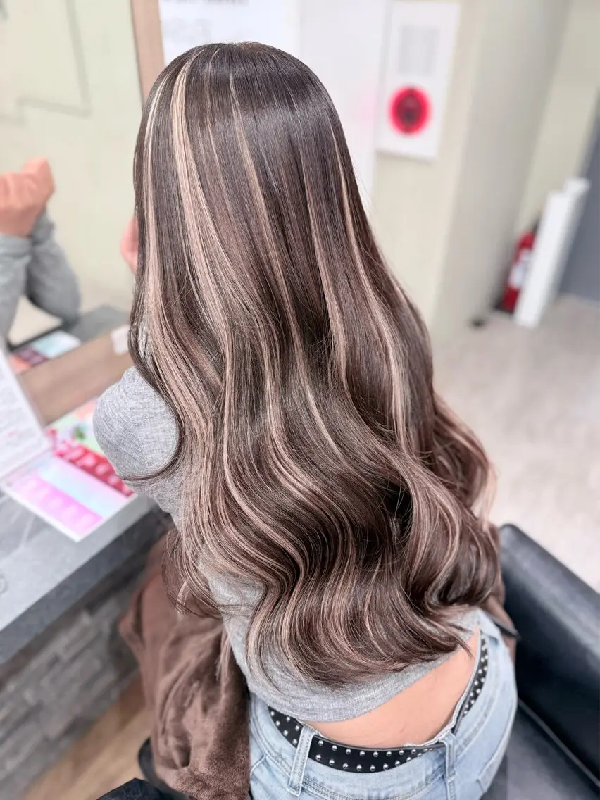 ロング カラー ハイライトカラー エクステ ハイライト ヘアカラー トリートメント エクステ RIEブリーチ& エクステ特化型のヘアスタイル