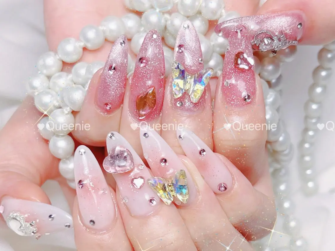 ネイル 🦋 Queenieのネイルデザイン