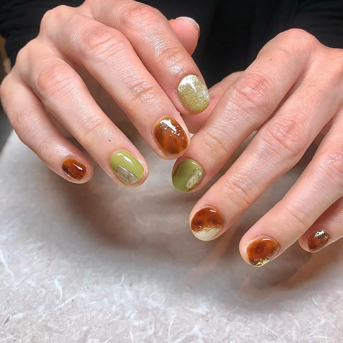 ネイル べっ甲ネイル ブラウン ニュアンスネイル ピスタチオネイル ハンドネイル tiare ayaのネイルデザイン