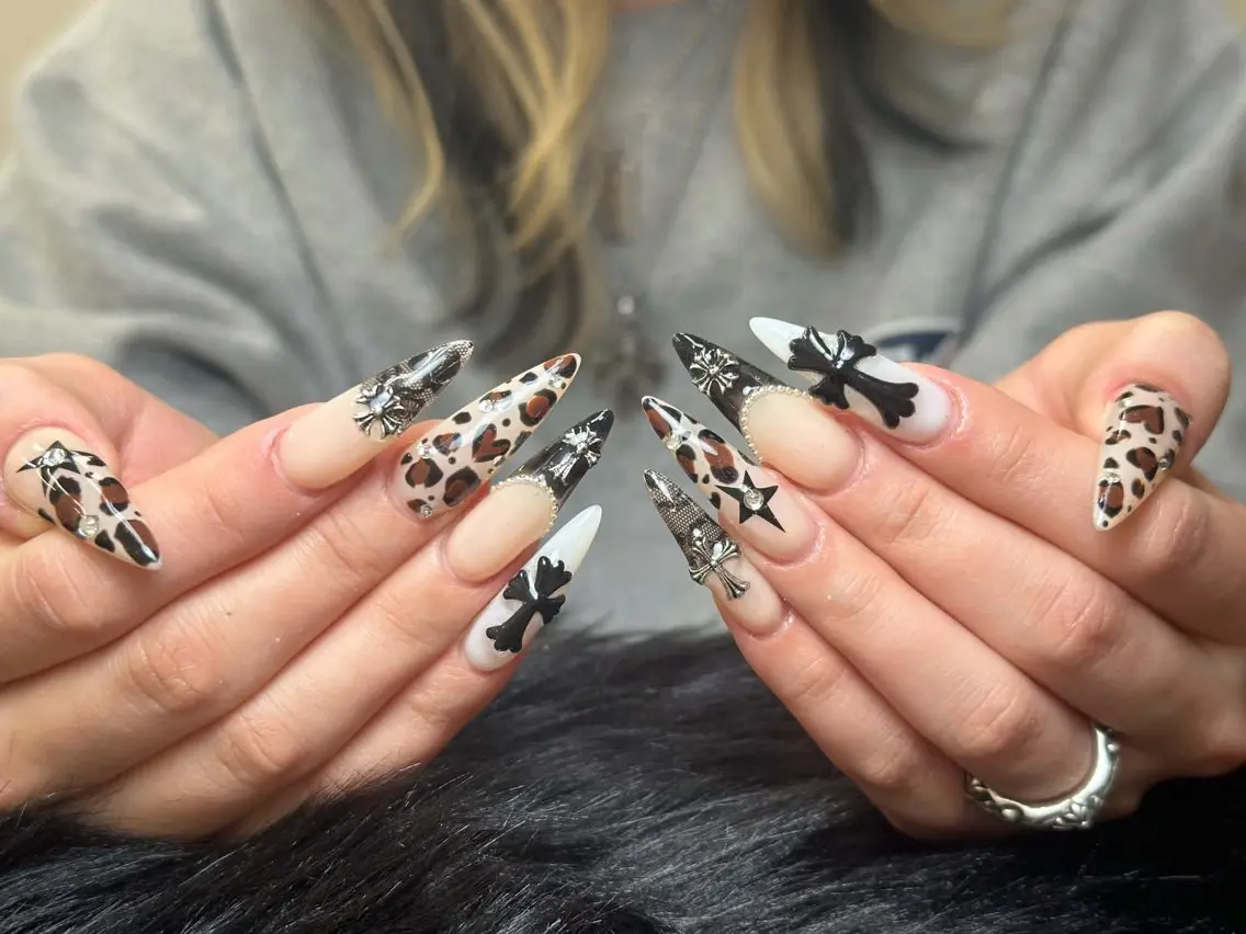 ネイル チークネイル ドット フレンチネイル グラデーション 韓国ネイル ハンドネイル Lisa Nail Salonのネイルデザイン