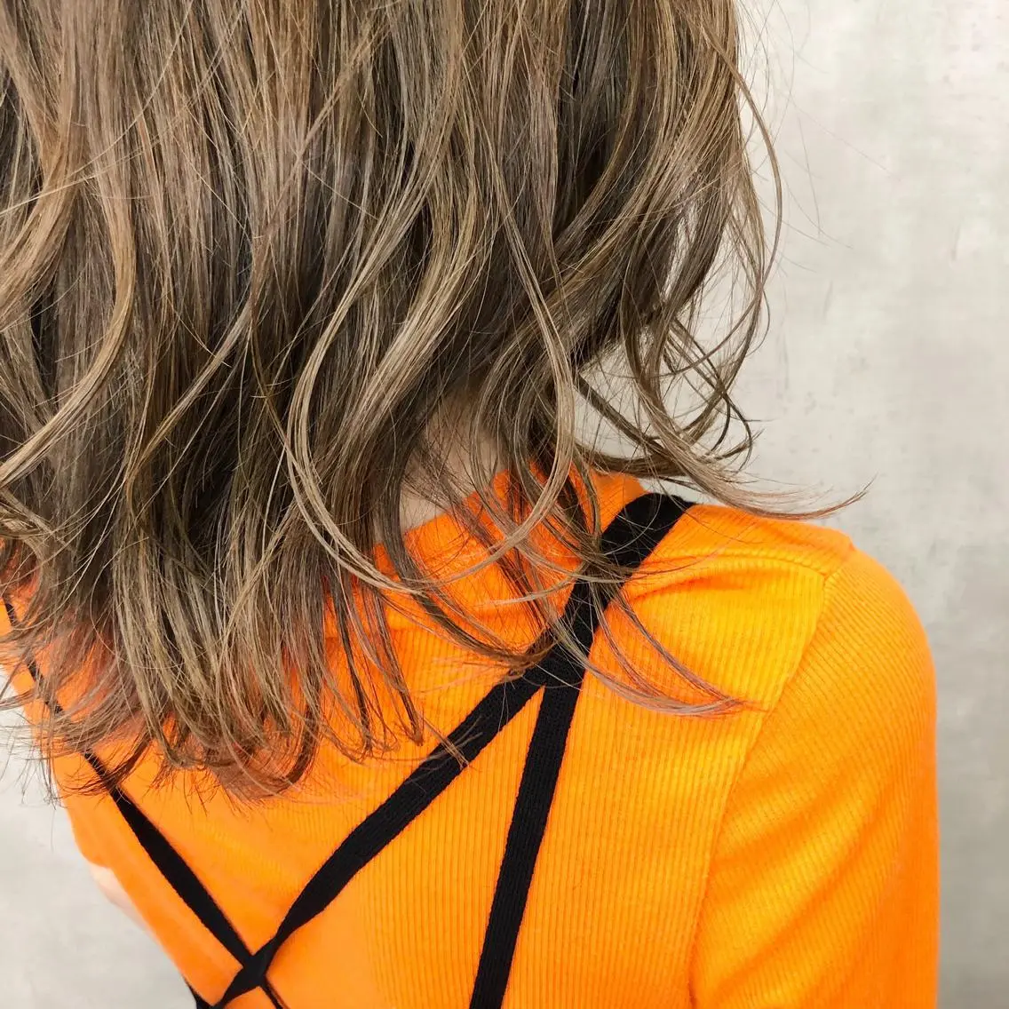 ミディアム カラー ベージュカラー グレージュ ハイライトカラー ミルクティーグレージュ ハイライト universe tokyoのヘアスタイル
